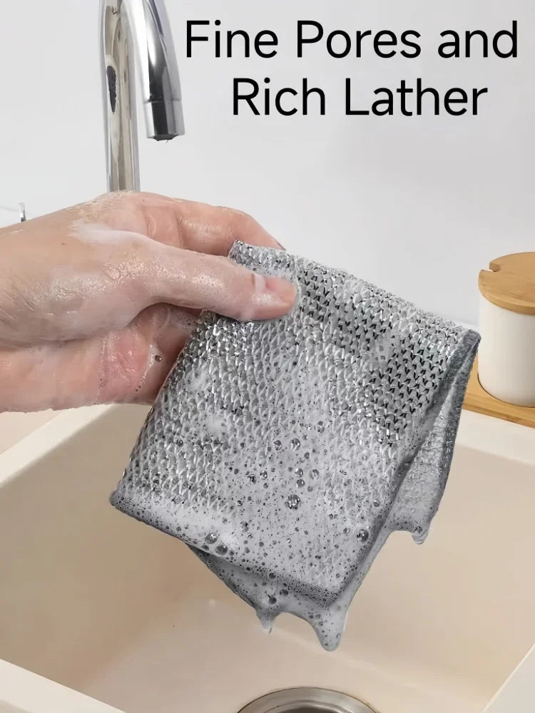 Eine Hand hält ein Stück Metalldraht zum Reinigen von Spülmitteln in einer Badezimmersink.