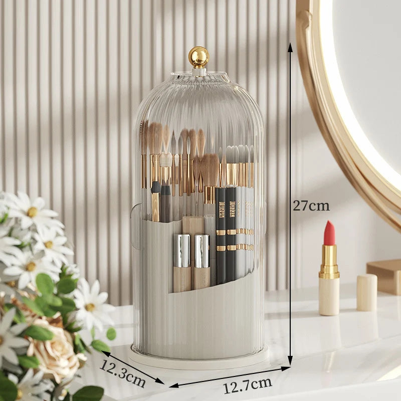 Klarer zylindrischer Kosmetikorganizer mit verschiedenen Make-up-Pinseln und Werkzeugen auf weißem Untergrund.