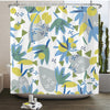 Rideau de douche floral élégant avec des feuilles bleues et jaunes sur fond gris clair.