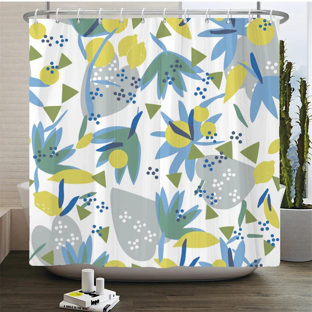 Rideau de douche floral élégant avec des feuilles bleues et jaunes sur fond gris clair.