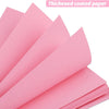 Hojas de papel cubiertas y engrosadas de color rosa apiladas y extendidas para manualidades