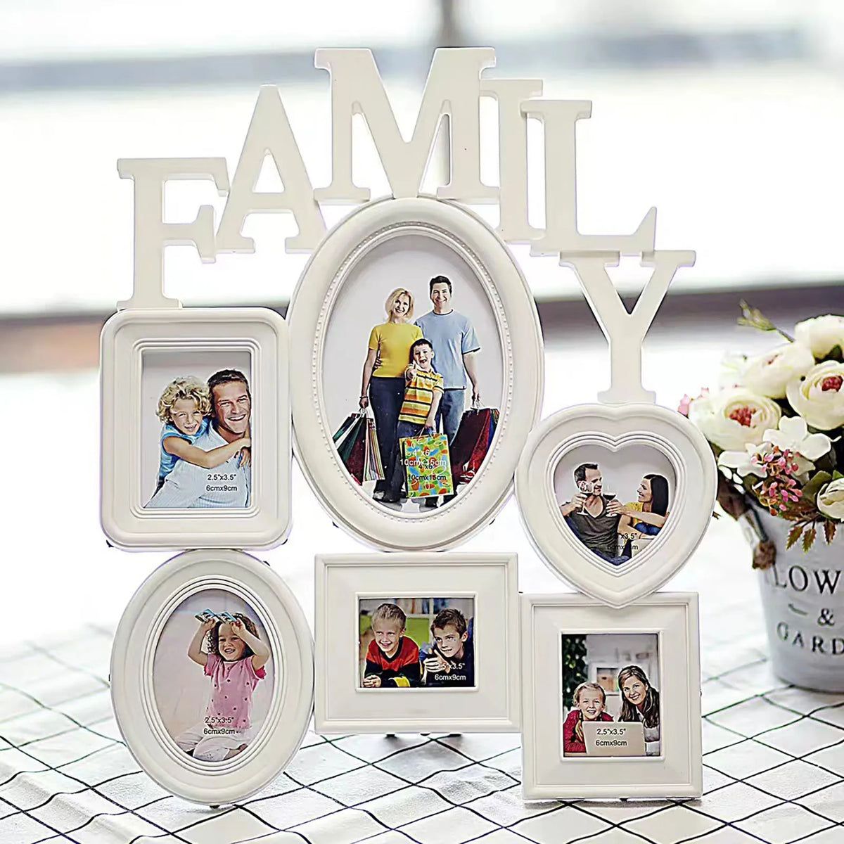 Décor mural en bois blanc avec diverses photos encadrées et un grand panneau familial