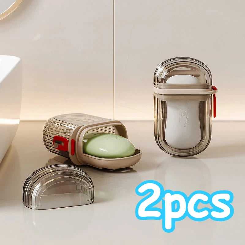 Deux contenants en verre transparent de savon ou de lotion blanche avec des couvercles rouges sont exposés sur une surface cl