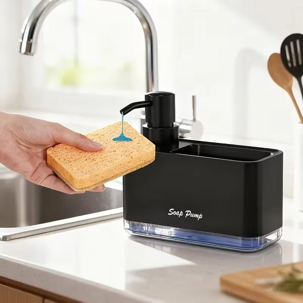 Una mano está dispensando jabón de un dispensador de bomba negro a un fregadero de cocina de acero inoxidable.