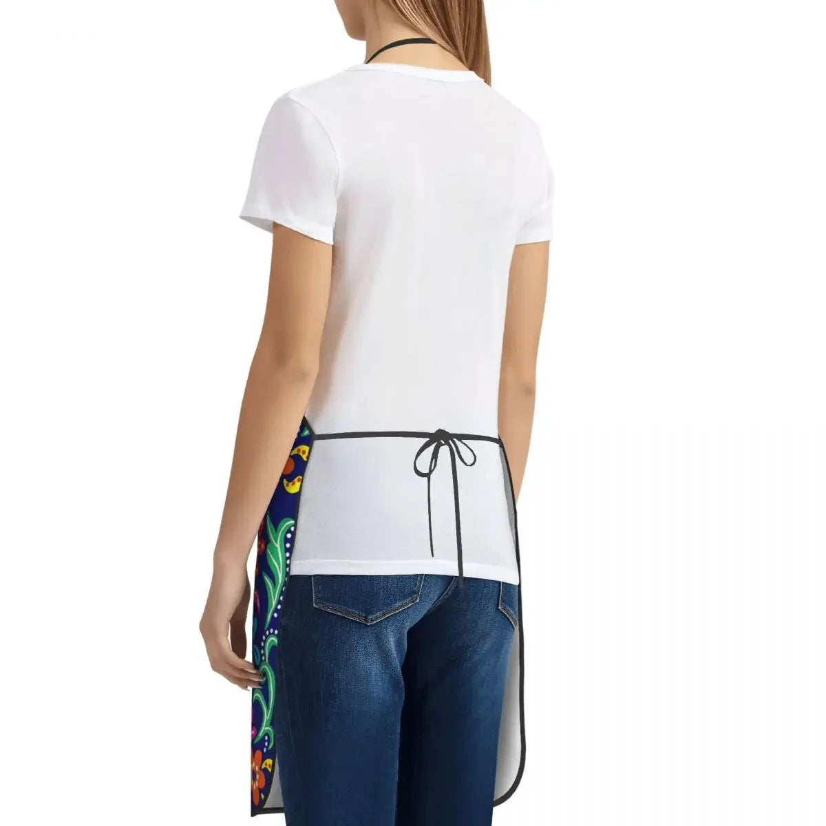 Ein weißes T-Shirt getragen von einer Person, mit einem floralen Kunst-Schürze, die um die Taille gebunden ist.