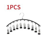 Ein Set schwarzer gebogener Kleiderhaken mit Mehrzweckclips zum Aufhängen von Kleidung und Accessoires.