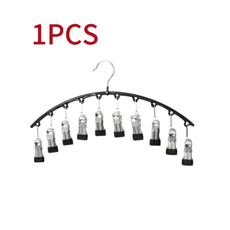 Ein Set schwarzer gebogener Kleiderhaken mit Mehrzweckclips zum Aufhängen von Kleidung und Accessoires.