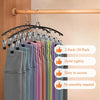 Percha de acero inoxidable con organizador de múltiples clips mostrando camisetas de varios colores en una barra de madera