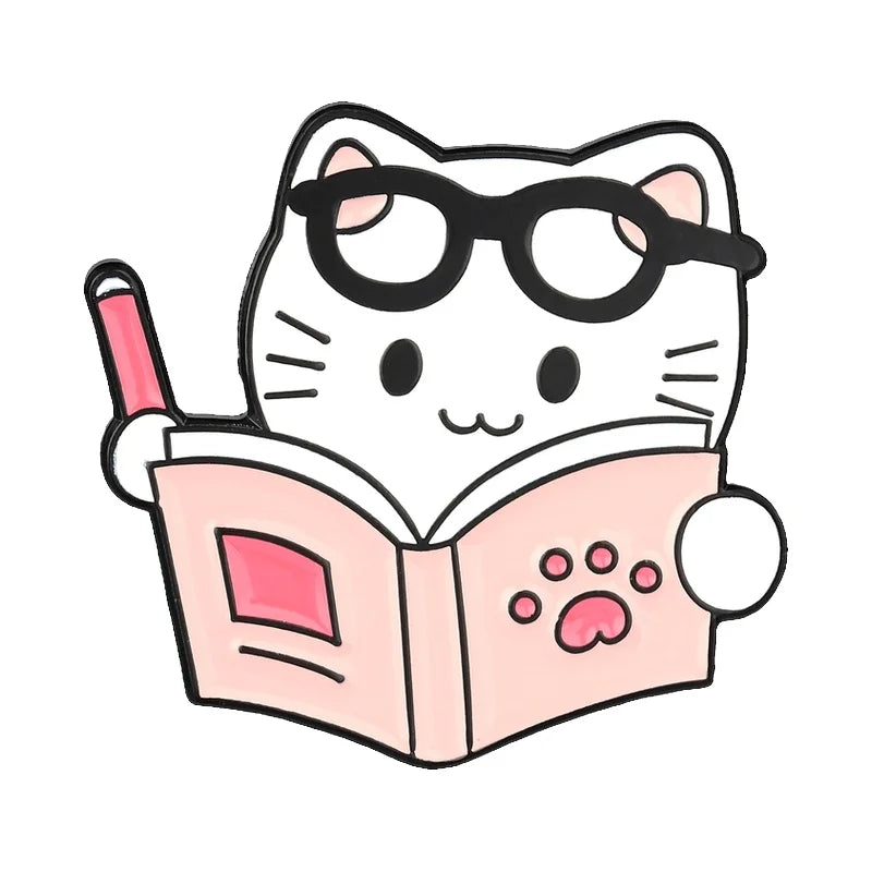 Cara de un gato blanco adorable con gafas negras mirando un libro rosa abierto.