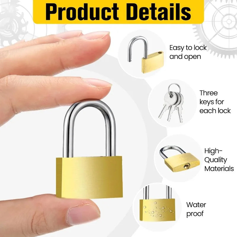 Une main tient un mini cadenas de couleur or, montrant son design et ses matériaux de haute qualité.