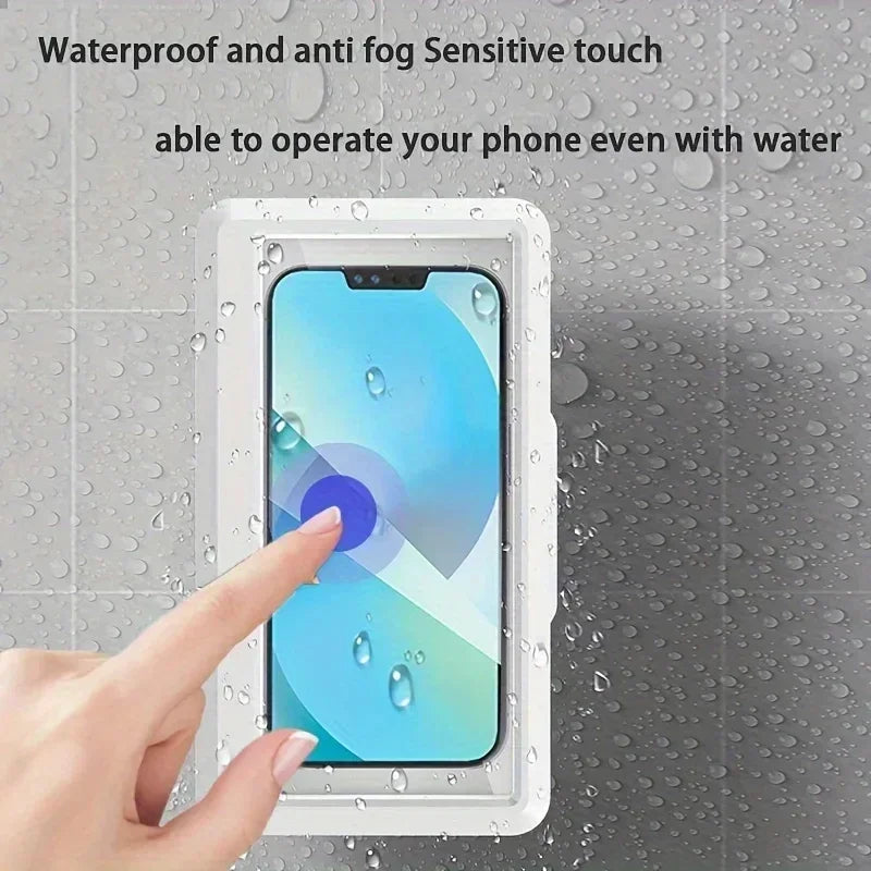 Una mano toca un smartphone azul protegido por una funda impermeable blanca mientras está mojado.