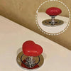 Bouton de chasse d'eau en forme de cœur rouge avec base chromée.
