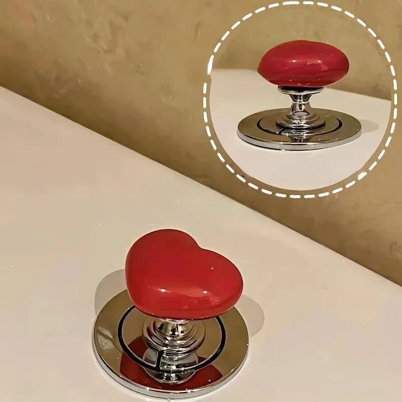 Bouton de chasse d'eau en forme de cœur rouge avec base chromée.