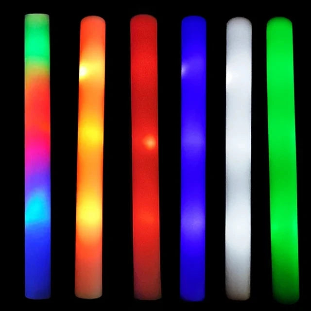 Eine Reihe von fünf leuchtenden LED-Glow-Sticks in verschiedenen Farben, darunter grün, rot, orange, gelb und blau.