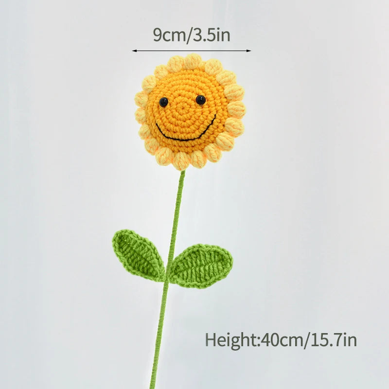 Bouquet de fleurs en coton fait main avec une fleur jaune en forme de soleil sur une tige et des feuilles vertes.