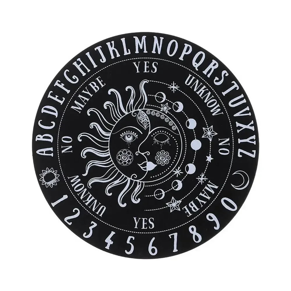 Schwarzes kreisförmiges Brett mit dem englischen Alphabet und JA/NEIN-Optionen in Spiralform.