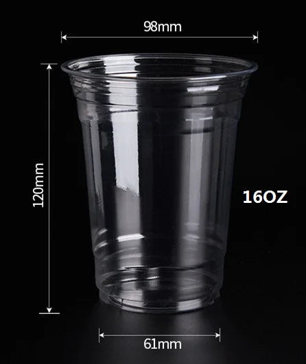 Klare Plastiktasse mit Maßeinweisern für die Abmessungen.