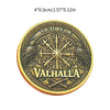 عملة تذكارية من الذهب المطلي على طراز الفايكنج، تتميز بإكليل وأسلحة متقاطعة ونص 'نصر أو فالهالا'.