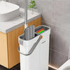 Ein weißer Power-Roller-Bodenwischer neben Spüle und Toilette, der ultra-schmale Design hervorhebt.