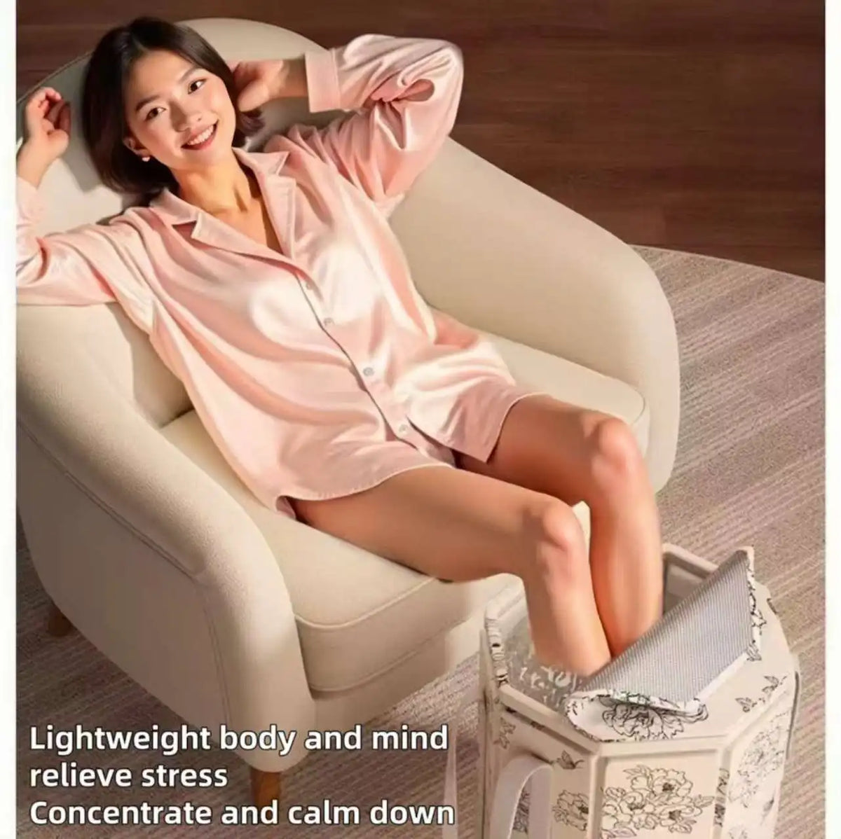Une femme portant une chemise en satin rose se détend dans un fauteuil blanc.