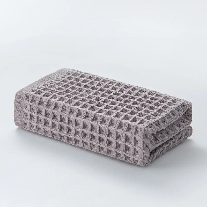 Gefaltetes graues luxuriöses Baumwoll-Waffeltuch-Badetuch-Set