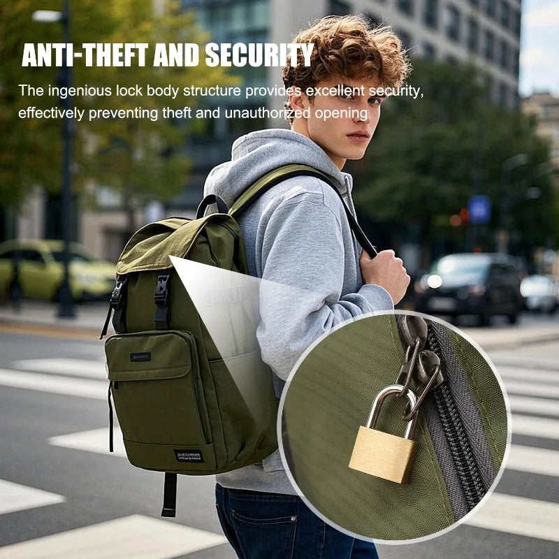 Un jeune homme portant un sweat gris et un sac à dos vert olive foncé avec un mini cadenas en cuivre sur la fermeture éclair.