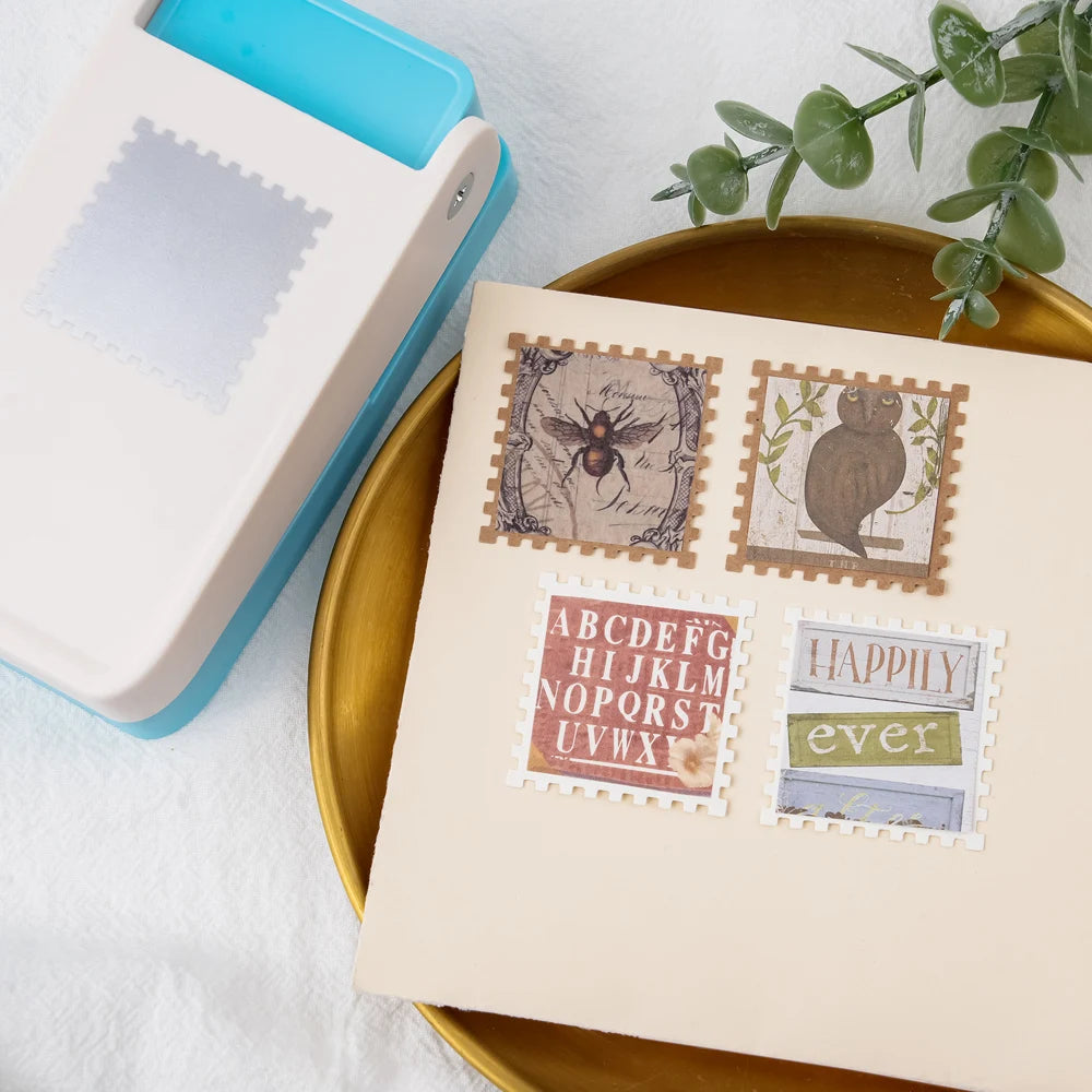 Beige Karte mit Briefmarkenstempeln und blauem Hebelstempelwerk auf goldener Platte.