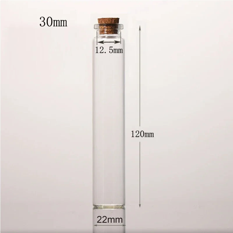 Flacon de verre transparent avec bouchon en liège, mesurant 30mm de long et 22mm à la base.