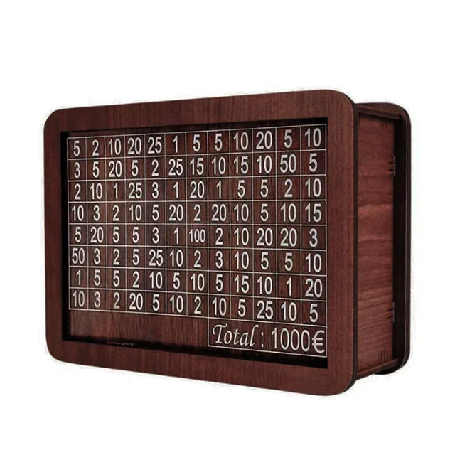 Hucha de madera con cuadrícula numerada y monto total mostrado.