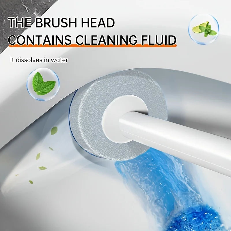 Une brosse à toilettes jetable fixée au mur nettoie une surface avec un liquide bleu.