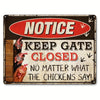Vintage Metalldosen-Schild mit abgenutzter Text: 'NOTICE KEEP GATE CLOSED' und 'NO MATTER WHAT THE CHICKENS'