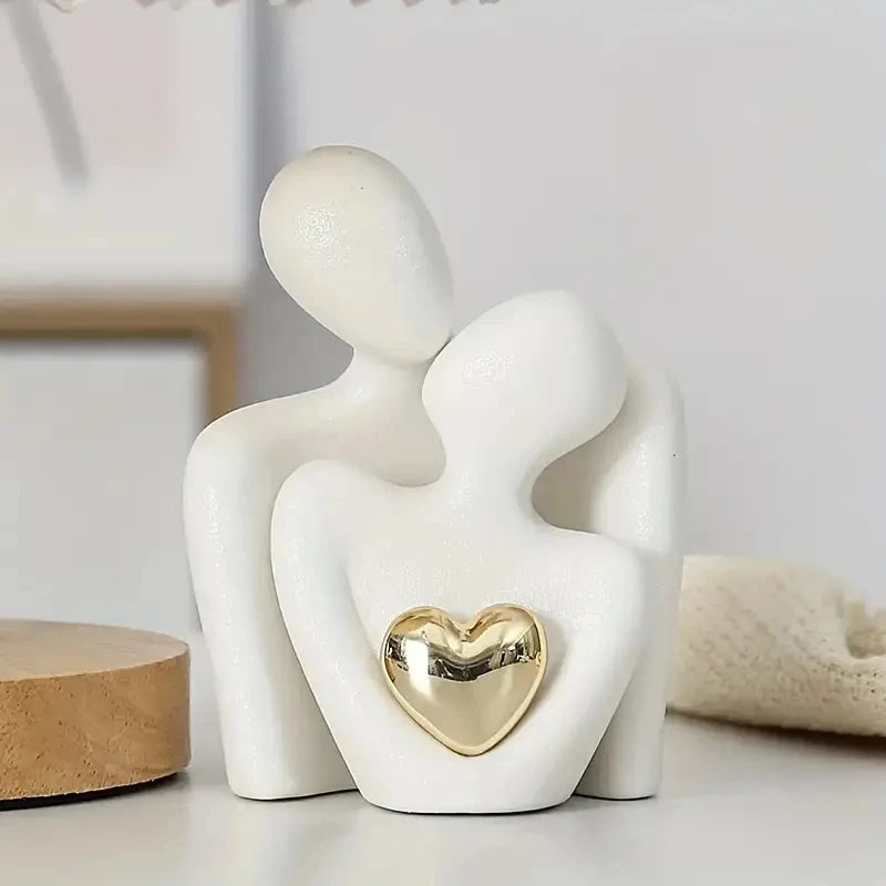 Weiße Stuckstatue mit zwei umarmenden Figuren und goldenem Herz für Schlafzimmerdekoration