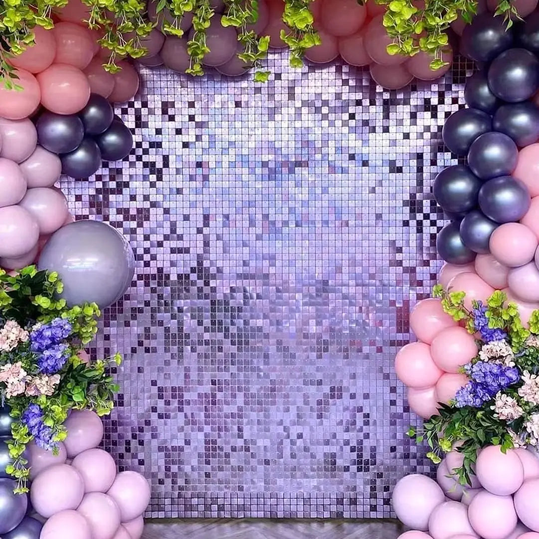 Lila und rosa Ballonbogen-Hintergrund mit silberner Glitzerstruktur und grünem Laub.