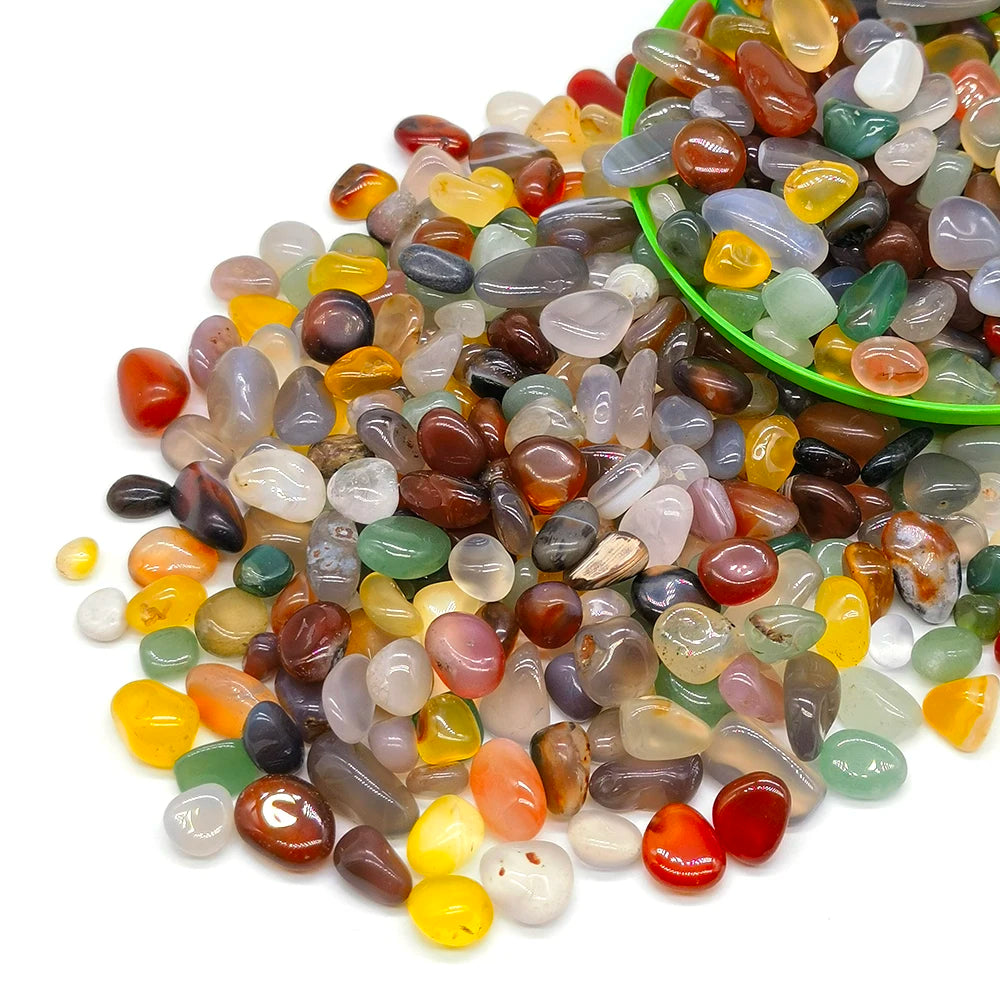 Colección de cristales naturales para la sanación en tonos amarillo, verde, marrón y transparente, mostrados en un cuenco ver