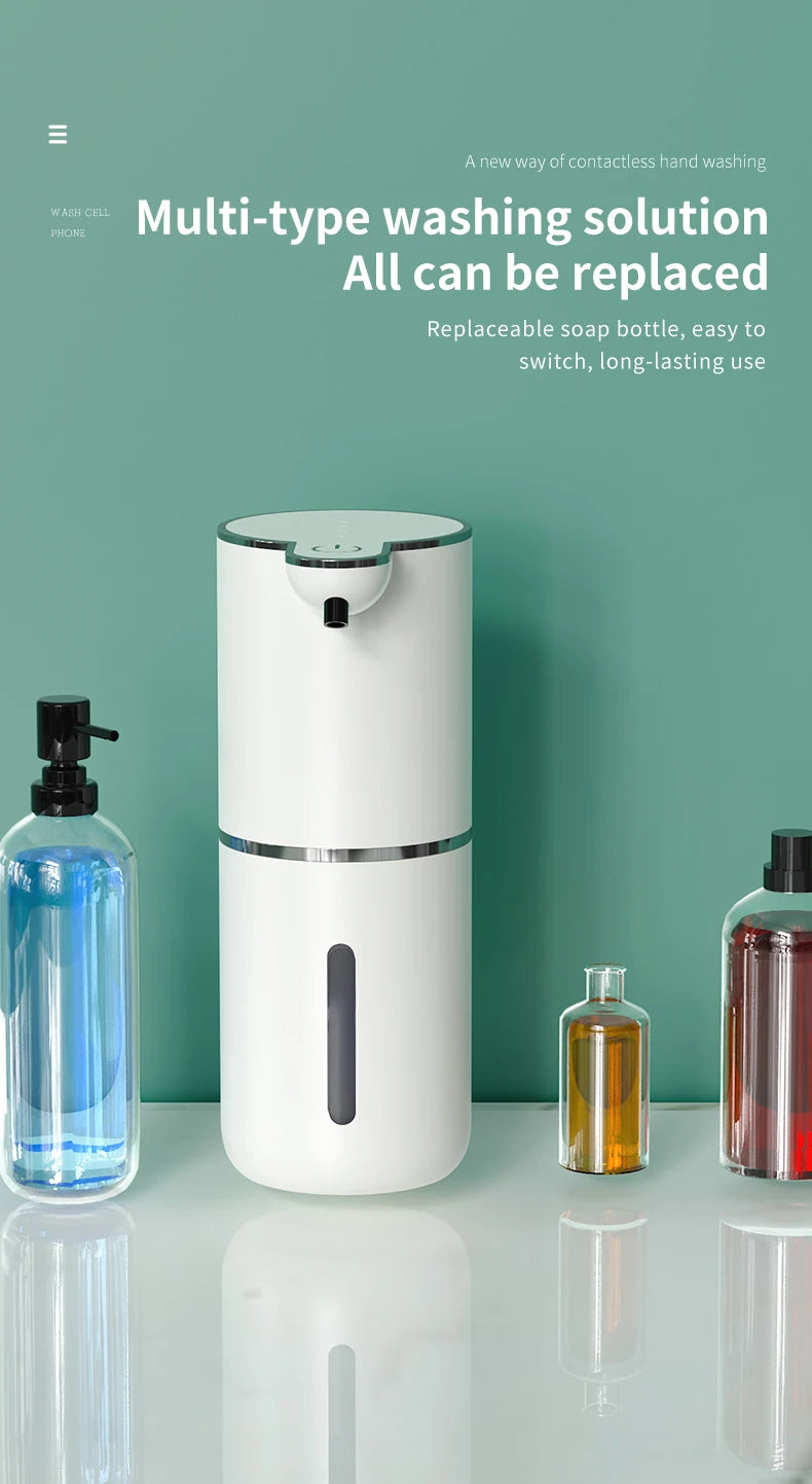 Dispensador de jabón automático recargable blanco con bomba negra, junto a varias botellas de jabón.
