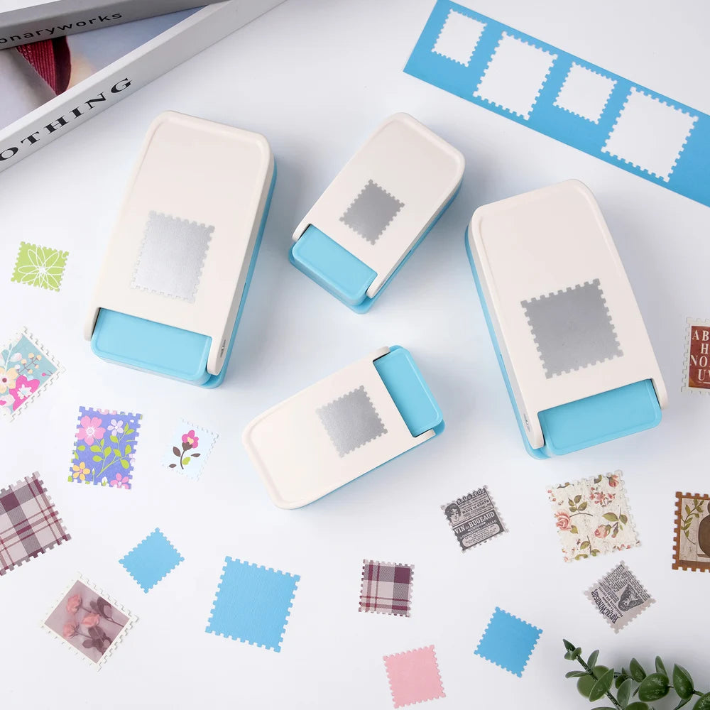 Ein Set von Hebelstempel-Briefmarkenstempeln in verschiedenen Pastellfarben und Schattierungen auf einer weißen Oberfläche.