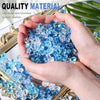 Manos sostienen rocas de hielo acrílico azul triturado para decoración y relleno