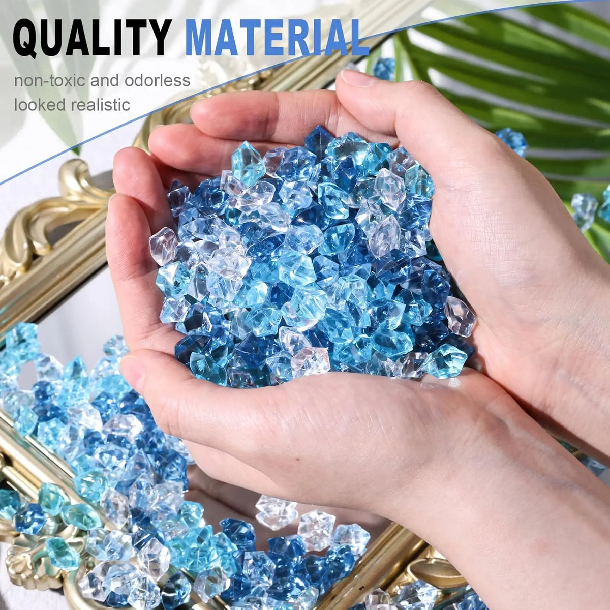 Manos sostienen rocas de hielo acrílico azul triturado para decoración y relleno