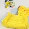 Bolsa de lavado para zapatos de punto amarillo con un paño de limpieza peludo amarillo y un zapato visible en el recuadro.