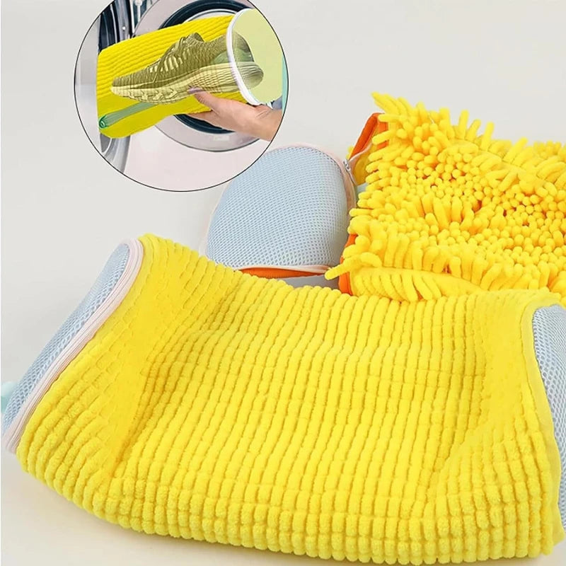Bolsa de lavado para zapatos de punto amarillo con un paño de limpieza peludo amarillo y un zapato visible en el recuadro.