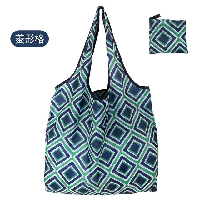 Wiederverwendbare Tasche mit geometrischem Muster in Blau- und Grüntönen.