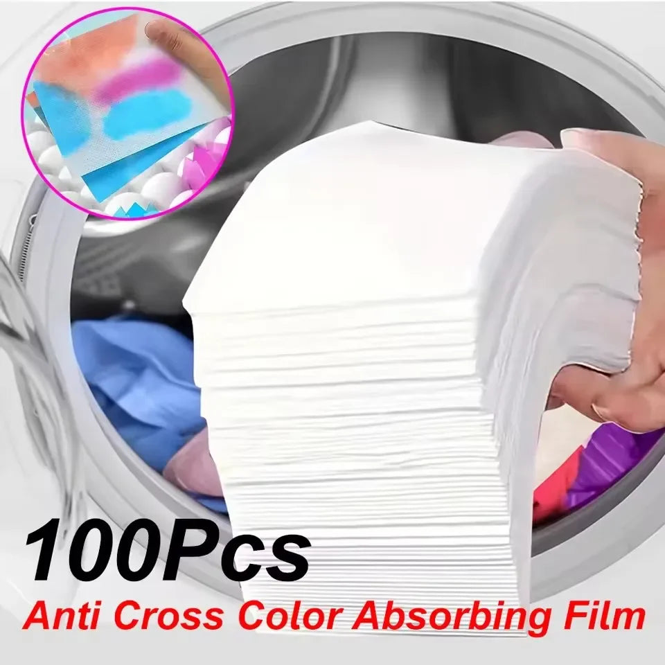 Une pile de feuilles de film anti-croise blanches absorbantes à la couleur à l'intérieur du tambour d'une machine à laver.