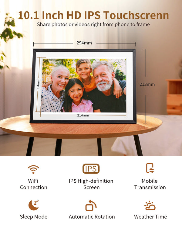 إطار صور شاشة لمس IPS بحجم 10.1 بوصة، يعرض صورة عائلية على طاولة خشبية.