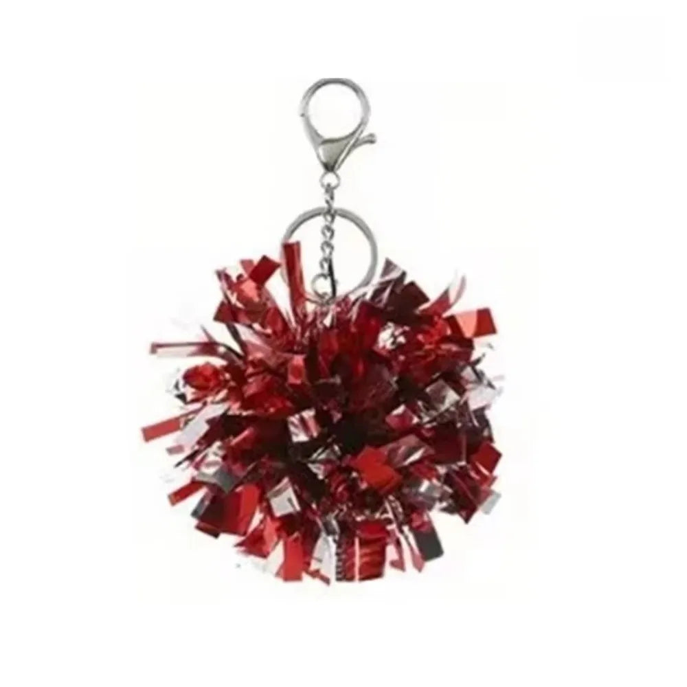 Roter Pom-Pom-Anhänger mit silberner Schnalle.