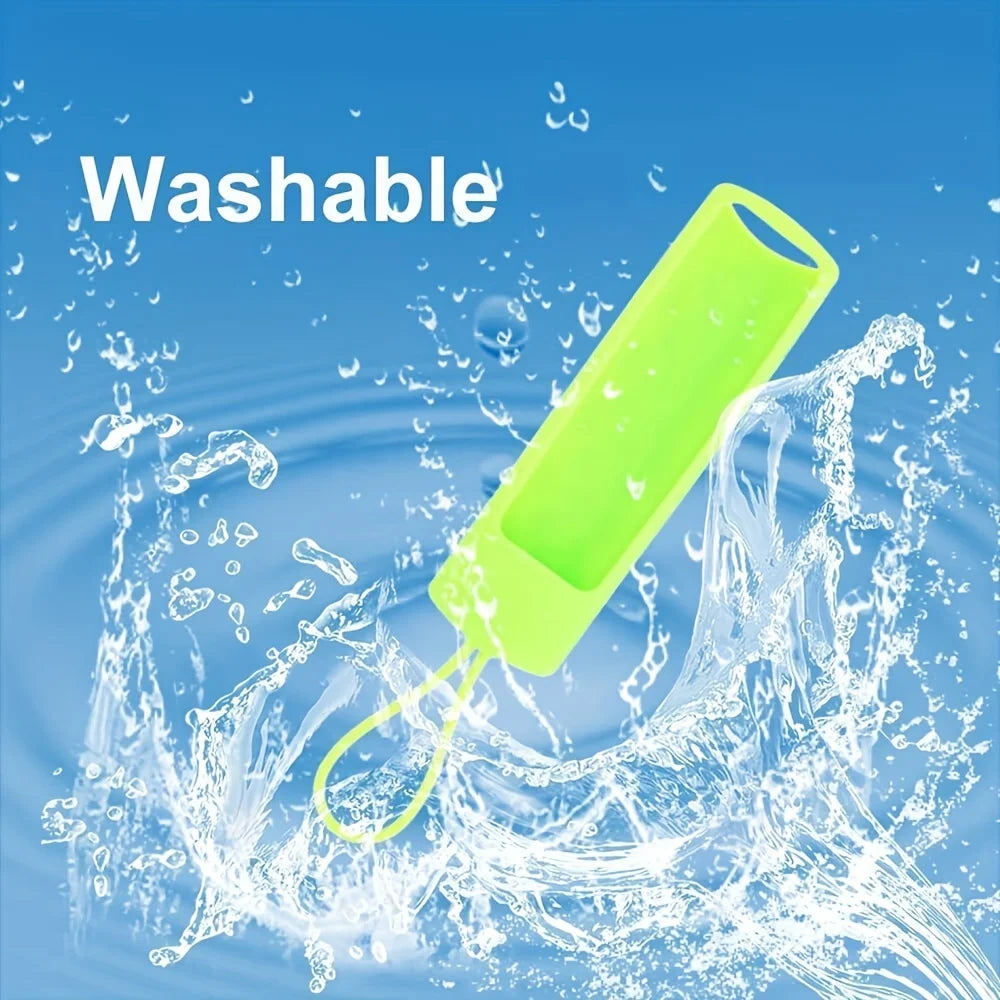 Una funda de silicona verde lima se muestra siendo lavada en agua, demostrando su característica lavable.