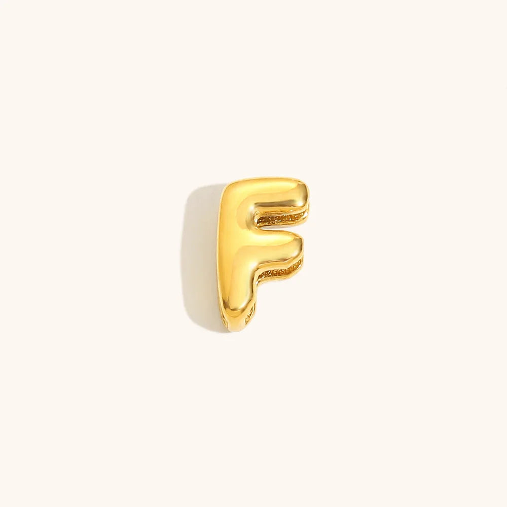 Nahaufnahme einer vergoldeten 3D-Blasenbuchstaben-F-Kette.