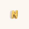 Nahaufnahme einer goldvergoldeten 3D-Blasenbuchstaben-N-Kette.