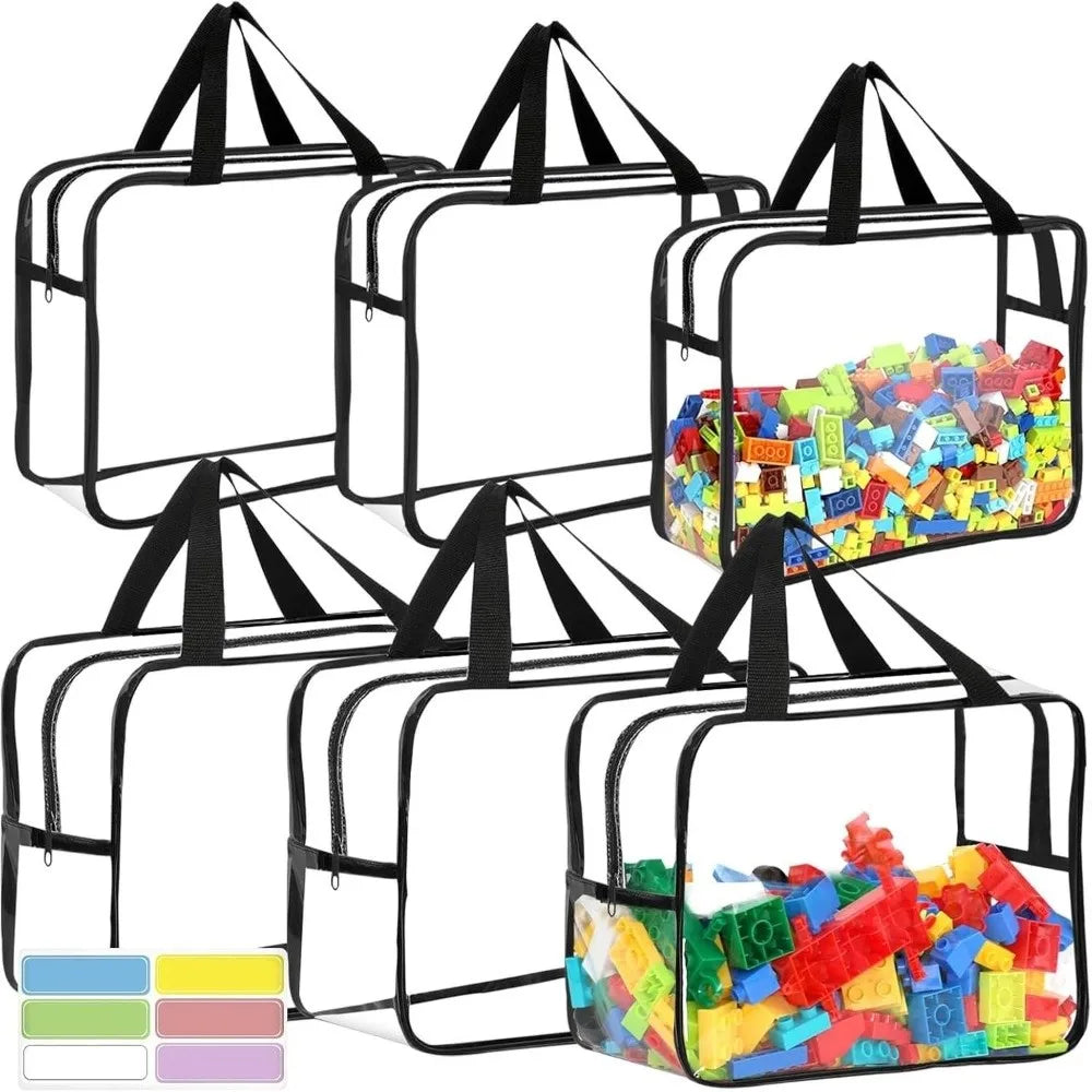 Collection de sacs de rangement en maille noire avec poignées et articles en plastique colorés à l'intérieur.