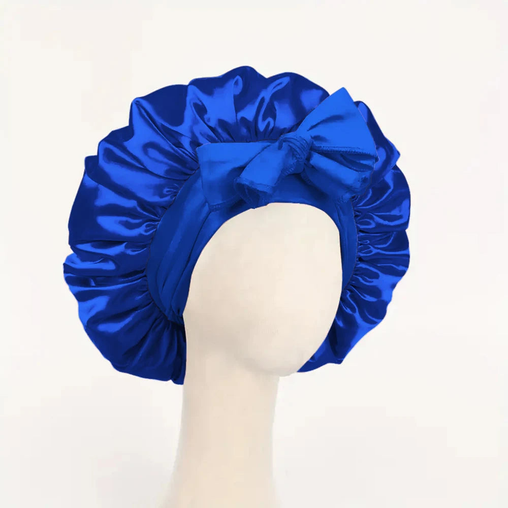 Königsblaues Satin-Seiden-Haarbonnet, gebunden in einer Schleife, auf einem Mannequin-Kopf ausgestellt.