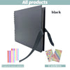 Álbum de scrapbooking personalizable negro con cinta negra y dos pegatinas coloridas en las esquinas.